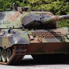 Militaire tank siert onthaal spoorfietsen