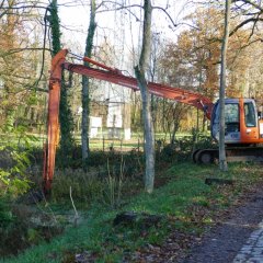 Gracht rond oostelijk koetshuis Hof ter Linden opgeruimd