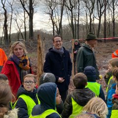 Leerlingen planten bomen in park Franciscanessen in Wuustwezel