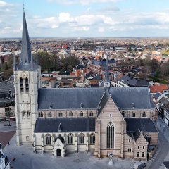 Iconische vieringtoren Sint-Amandskerk Geel krijgt opknapbeurt