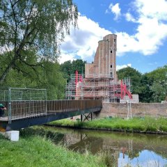 Nieuwe brug markeert mijlpaal in restauratie kasteelruïne Ter Elst
