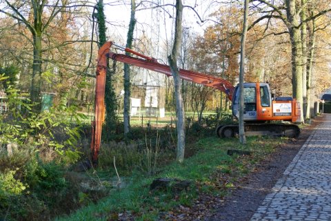 Gracht rond oostelijk koetshuis Hof ter Linden opgeruimd