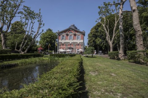 Paviljoen De Notelaer krijgt nieuwe notelaars