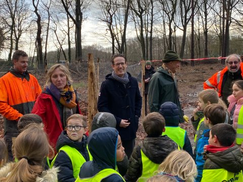 Leerlingen planten bomen in park Franciscanessen in Wuustwezel