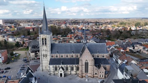 Iconische vieringtoren Sint-Amandskerk Geel krijgt opknapbeurt