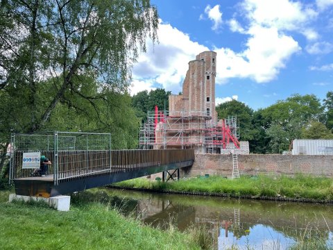 Nieuwe brug markeert mijlpaal in restauratie kasteelruïne Ter Elst