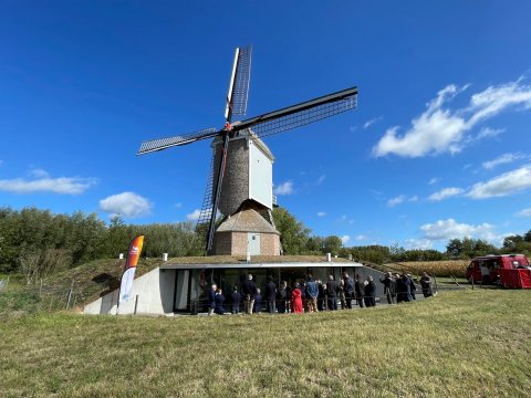 Nieuwe wind voor oude reus: Gansakkermolen feestelijk ingehuldigd